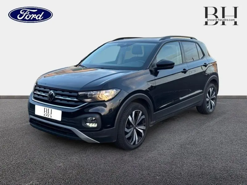 Volkswagen T-Cross noir intense nacré vu de 3/4 avant droit avec jantes alliage noires et argentées