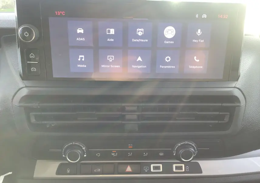 Vue rapprochée de l’écran tactile central et de la console de climatisation du Fiat Scudo Fourgon blanc 2024.