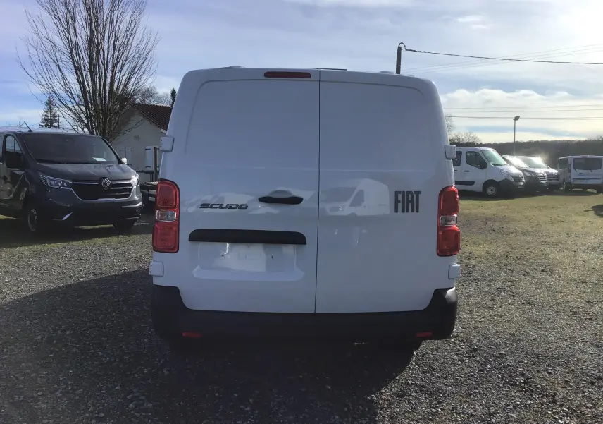 Vue arrière d’un FIAT Scudo Fourgon blanc 2024, avec portes battantes fermées et feux arrière rouges visibles.