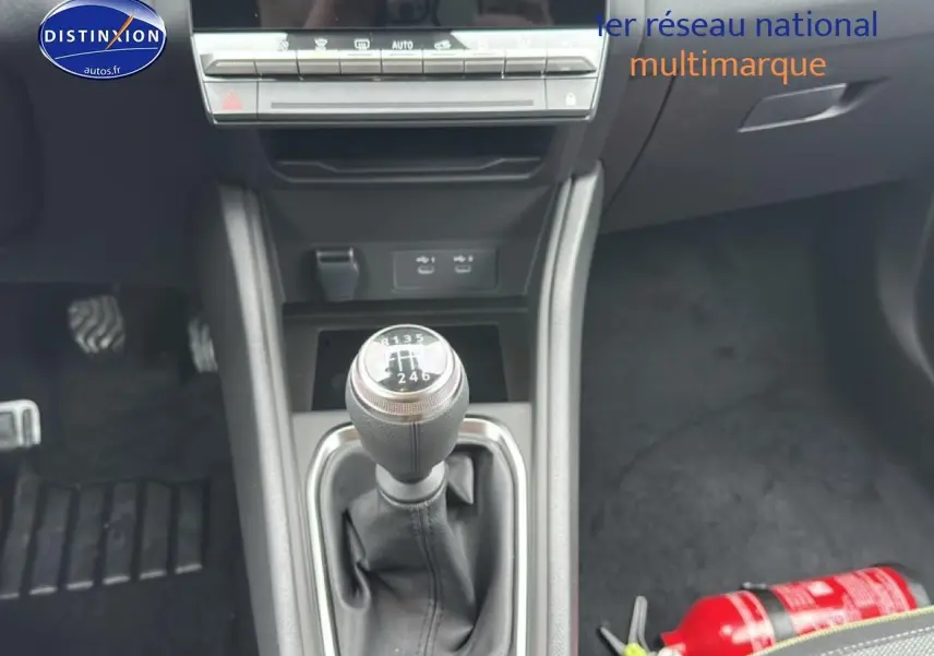 Le levier de vitesses manuel au centre de la console d’une Renault Captur gris rafale, vue intérieure rapprochée.