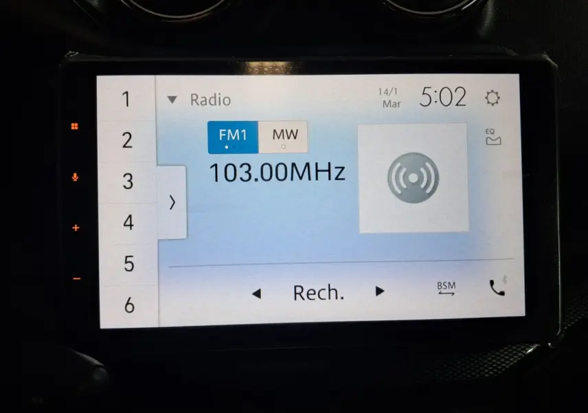 Écran tactile de la radio affichant la fréquence 103.00 MHz dans l'habitacle d'une Aixam Ambition 0.5 City Coupe GTI.
