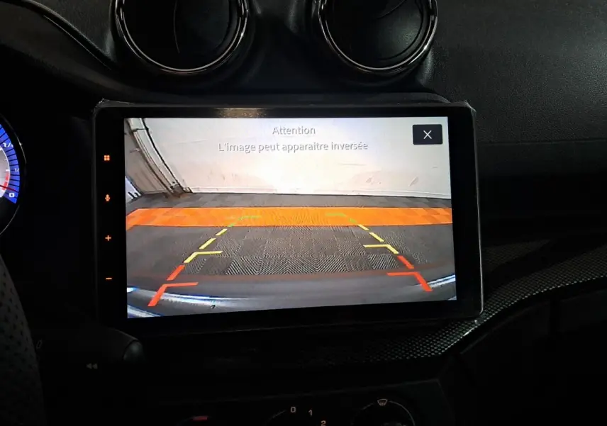 Écran intérieur montrant la caméra de recul côté conducteur de l'AIXAM Ambition 0.5 City Coupe GTI blanc 2026.