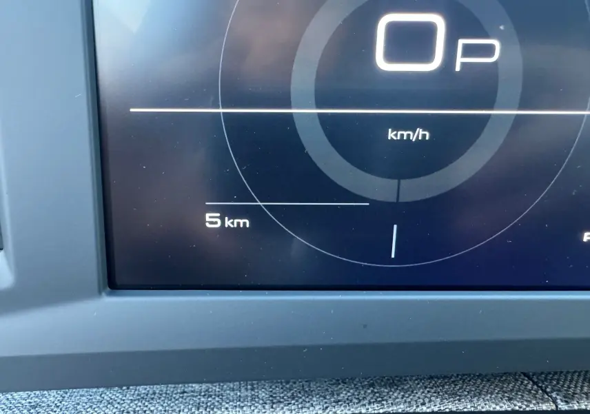 Détail du tableau de bord numérique du Peugeot 3008 Hybrid 136ch, affichant 0 km/h et 5 km au compteur.