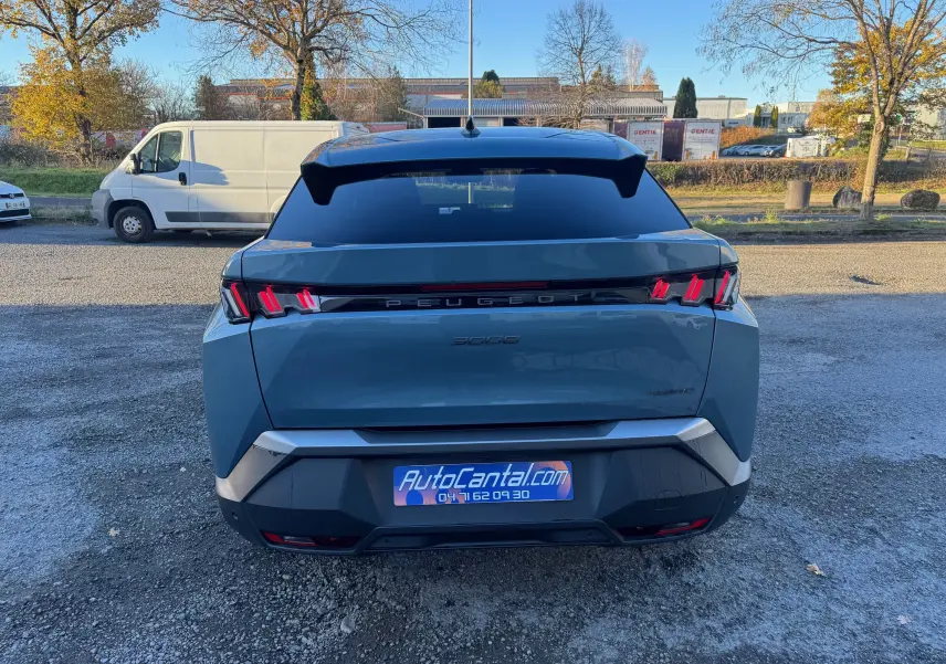 Vue arrière d'un Peugeot 3008 Hybrid 136ch Allure en Bleu Nogaro, avec feux LED caractéristiques et toit noir contrasté.