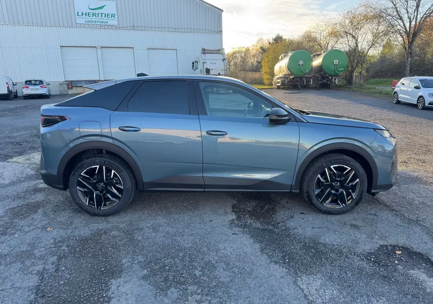 Peugeot 3008 Hybrid bleu Nogaro vue de profil côté gauche, jantes noires à design moderne, arrière vitré teinté.