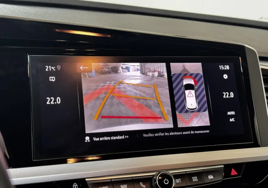 Écran tactile central de l’Opel Grandland gris clair montrant la caméra de recul et l’aide au stationnement.