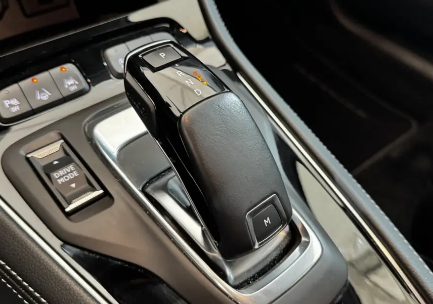Gros plan sur la commande de boîte automatique noire de l’Opel Grandland 1.5 Diesel 130 ch Ultimate, 2022.