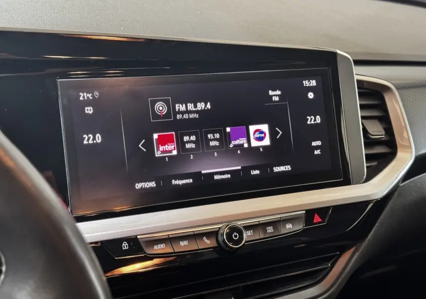 Vue rapprochée de l’écran tactile central du tableau de bord de l’Opel Grandland 2022, affichant la radio FM.