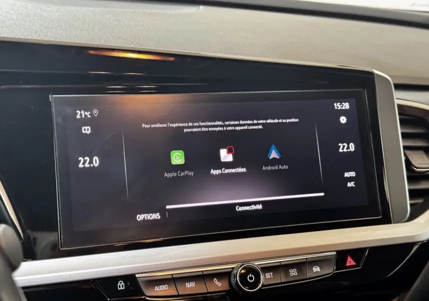 Écran tactile central affichant Apple CarPlay et Android Auto dans l’habitacle gris d’un Opel Grandland 2022.