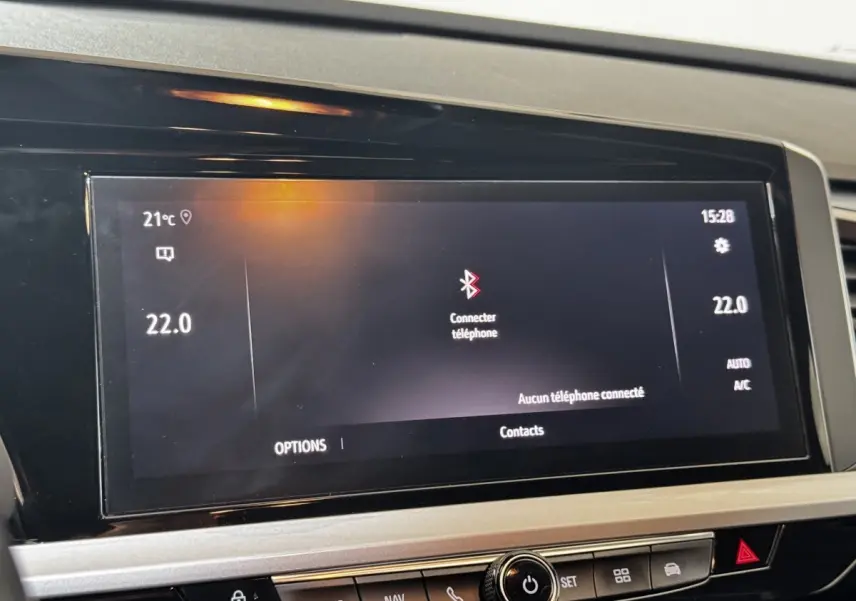 Écran tactile central de l’Opel Grandland gris clair, affichant la connexion Bluetooth au téléphone.