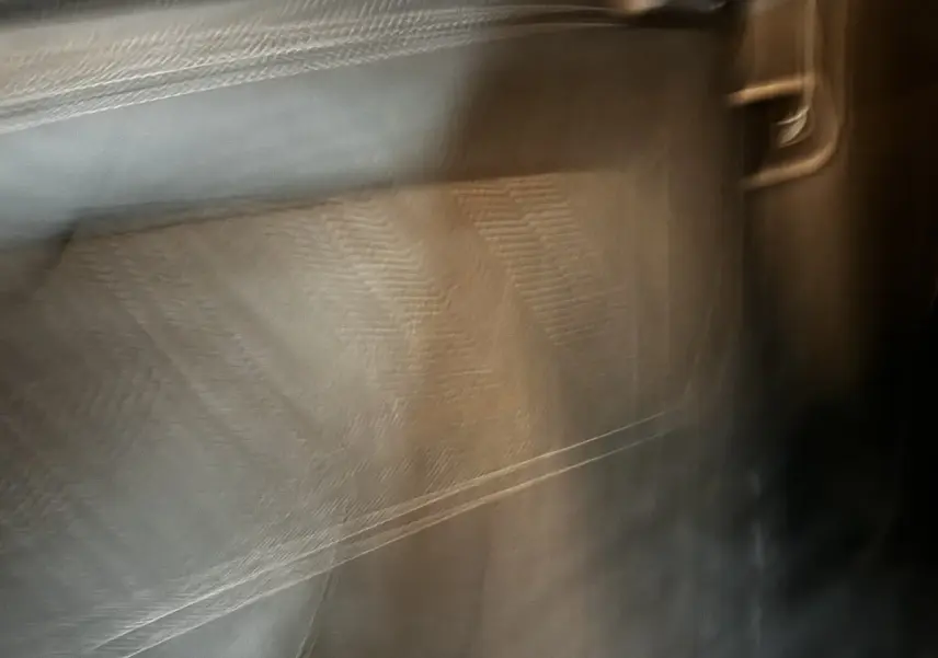 Image floue montrant un intérieur sombre, difficile d'identifier un angle ou des détails précis du véhicule Opel Grandland.