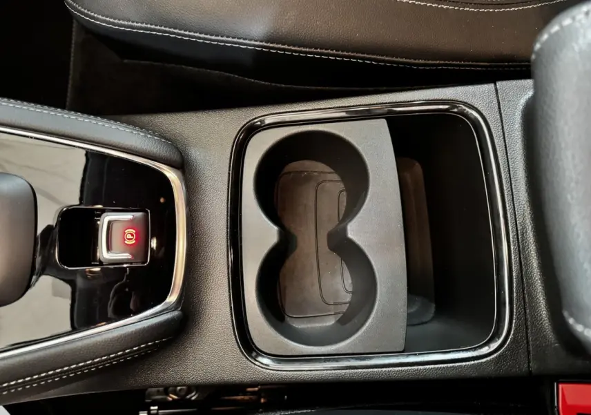Gros plan intérieur sur la console centrale noire du Opel Grandland 2022 avec frein à main électrique et porte-gobelets.