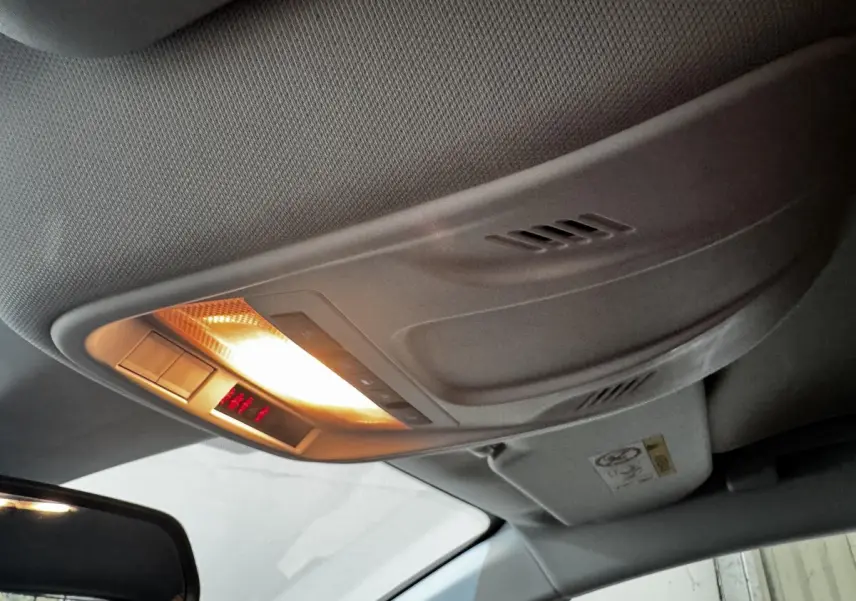 Plafonnier intérieur allumé vu de l'avant droit dans l'Opel Grandland gris clair 2022 version Ultimate.