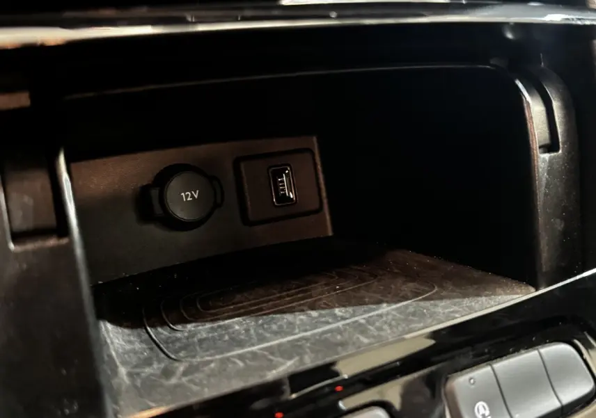 Prise 12V et port USB dans le rangement central avant d’un Opel Grandland gris clair, version Ultimate 2022.