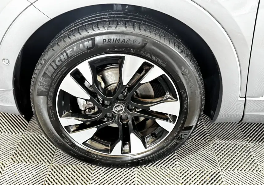 Gros plan sur la roue avant gauche gris clair d’un Opel Grandland 2022 avec jante alliage bicolore et pneu Michelin.