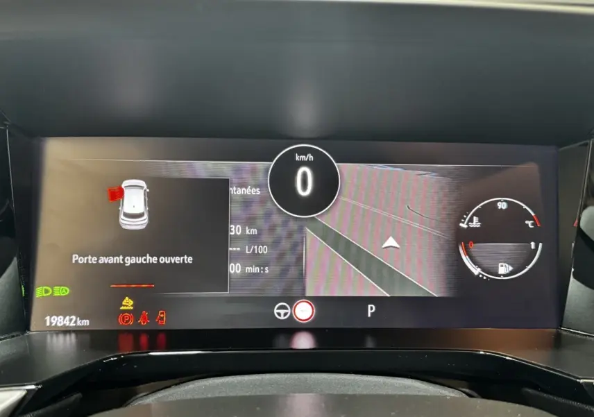 Affichage numérique du combiné d'instruments de l'Opel Grandland 2022, indiquant porte avant gauche ouverte.