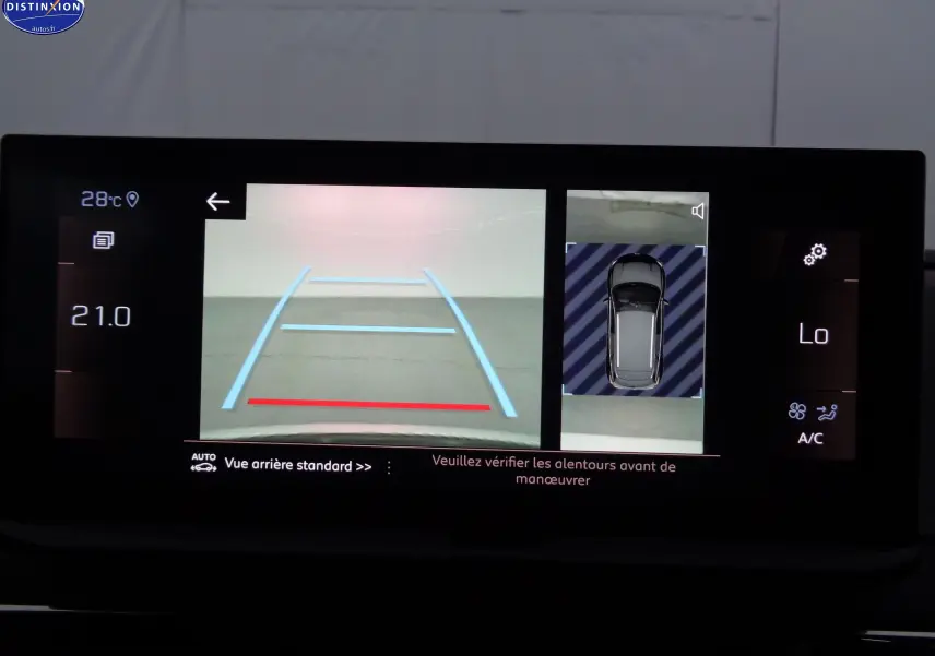 Écran multimédia du Peugeot 3008 2023 montrant la caméra de recul et la vue 360° avec guidage de trajectoire.