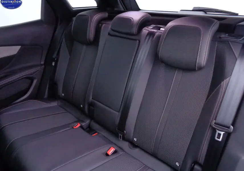 Vue intérieure arrière des sièges noirs en cuir et tissu du Peugeot 3008 GT 2023, soulignant les appuie-têtes et ceintures de sécurité.