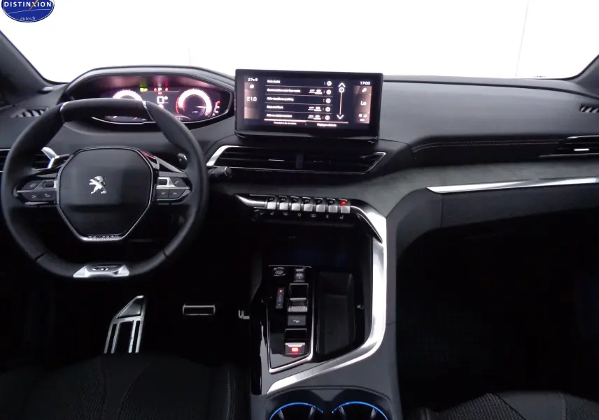 Vue intérieure du tableau de bord et volant du Peugeot 3008 gris Artense Metal, avec écran tactile central et commandes modernes.