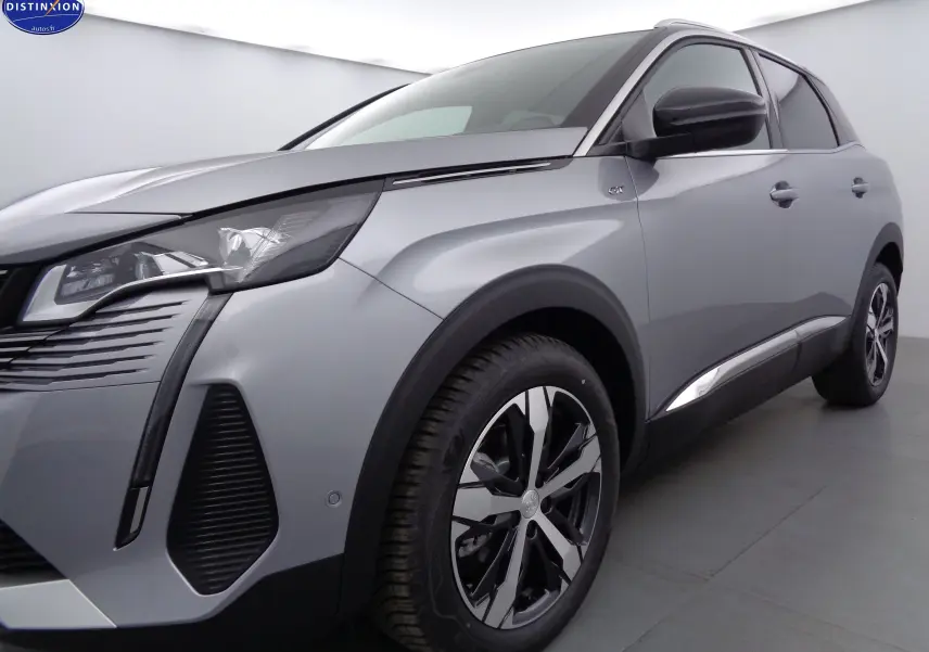 Peugeot 3008 gris Artense métal en vue 3/4 avant droit, mettant en valeur ses phares LED et jantes alliage biton.