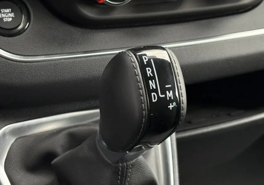 Le levier de vitesses automatique noir du Nissan Primastar Combi 2025, avec marquages PRND et mode manuel.