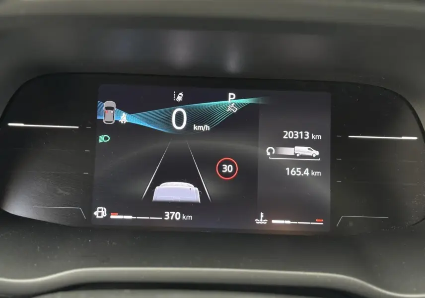 Affichage numérique du tableau de bord du Nissan Primastar Combi 2025 montrant la vitesse, autonomie et alertes.