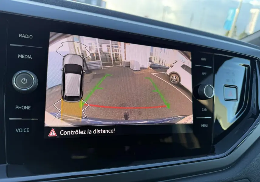 Écran de caméra de recul du Volkswagen Taigo 2025 montrant l'arrière et les aides au stationnement.