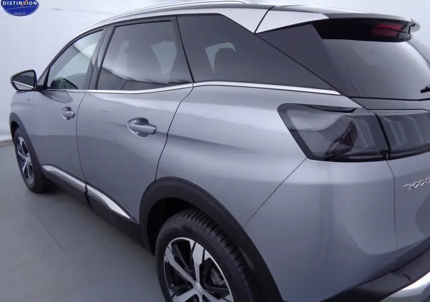 Vue 3/4 arrière droit du Peugeot 3008 gris Artense métal 2023 avec vitres teintées et jantes alliage bicolores.