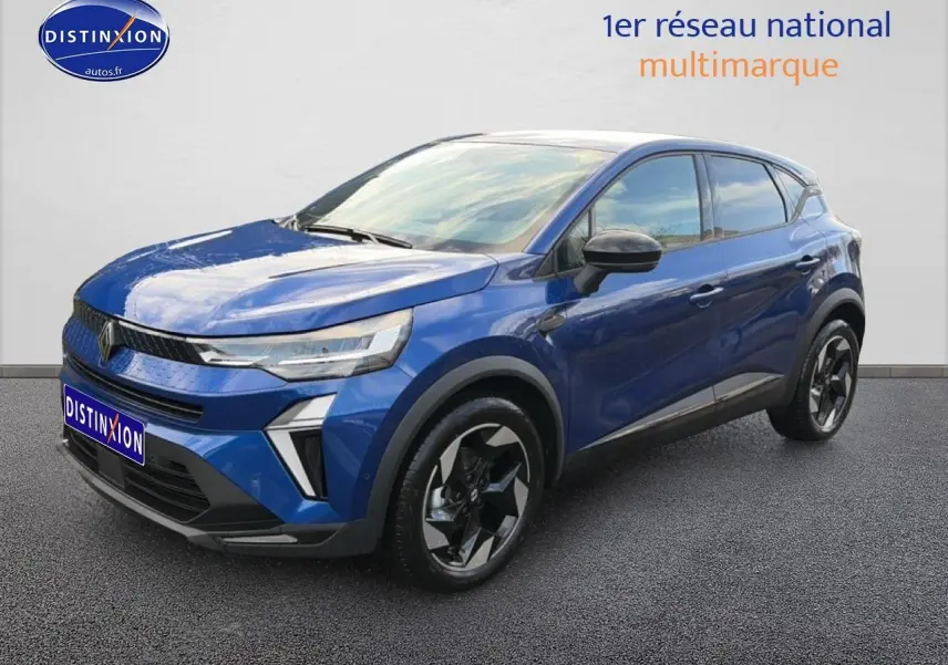 Renault Captur 2025 bleu iron en 3/4 avant droit avec jantes alu et feux LED distinctifs.