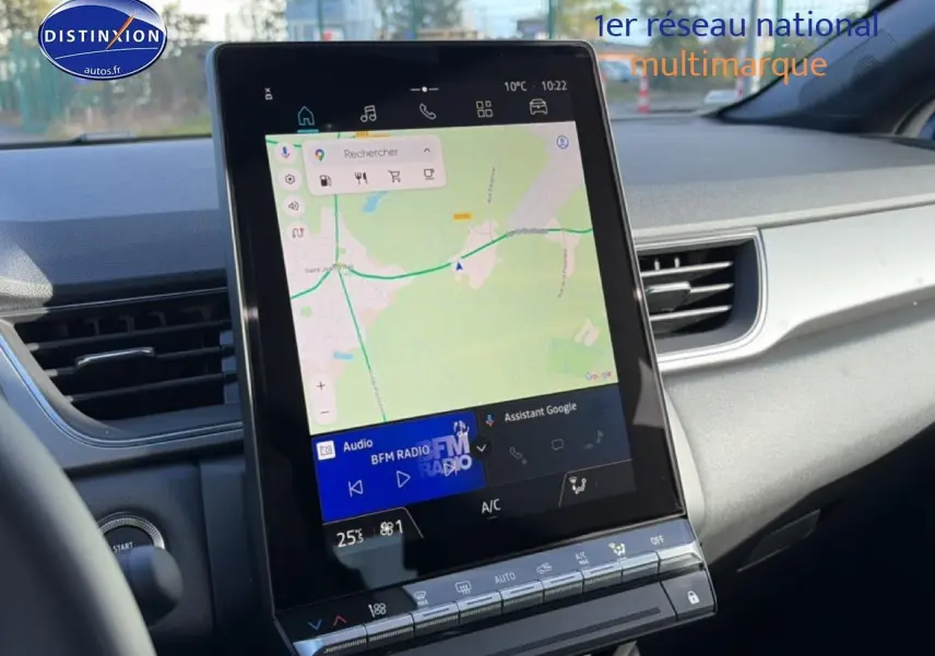 Vue intérieure centrée sur l'écran tactile du tableau de bord du Renault Captur 2025, affichant la navigation GPS.