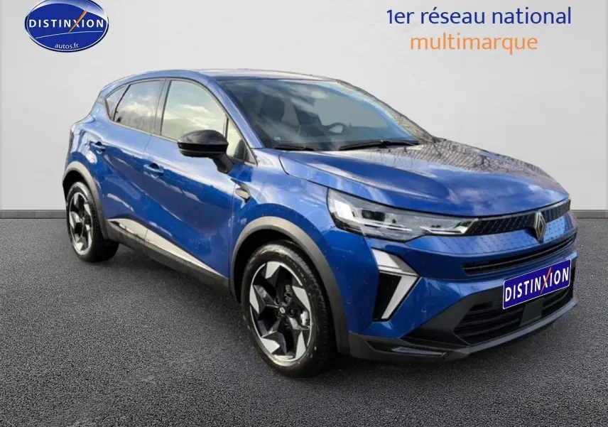 Renault Captur 2025 bleu iron en 3/4 avant droit avec jantes alu et feux LED distinctifs.