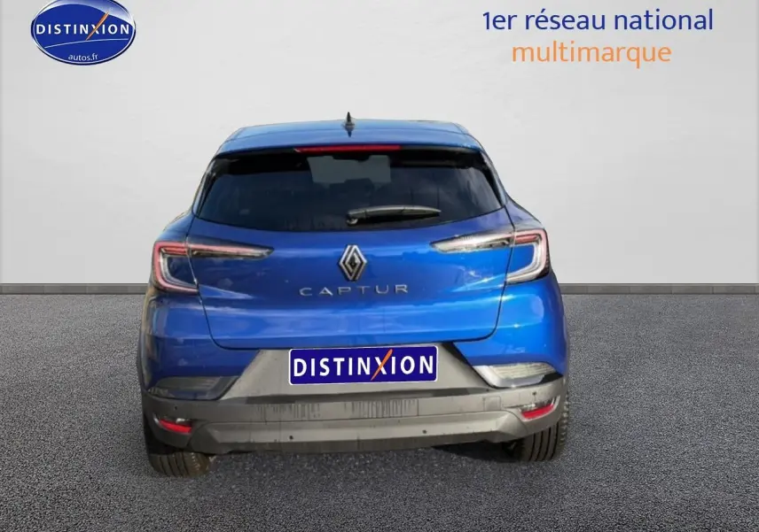 Vue arrière du Renault Captur bleu iron 2025 avec feux arrière LED et lunette arrière surteintée.