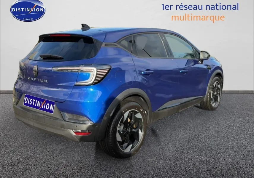 Vue 3/4 arrière droite d’un Renault Captur 2025 Bleu Iron avec jantes noires et feux arrière LED.