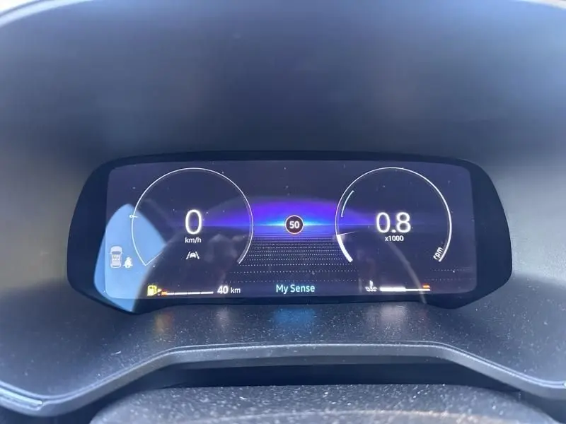 Vue rapprochée du tableau de bord numérique de la Renault Clio V 1.0 TCE 90 Esprit Alpine affichant la vitesse, le régime moteur et l'autonomie.