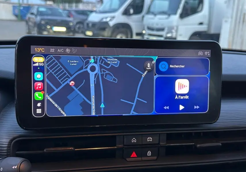 Vue intérieure centrée sur l’écran tactile du tableau de bord du Jeep Avenger 2025, avec navigation affichée.
