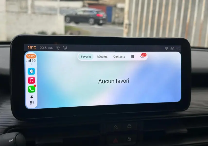 Vue intérieure centrée sur l'écran tactile du tableau de bord du Jeep Avenger noir, affichant le menu "Aucun favori".