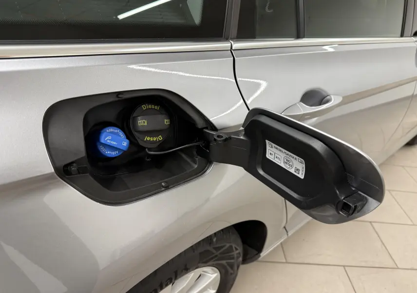 Vue rapprochée de la trappe à carburant ouverte côté gauche d'une Volkswagen Passat SW 2.0 TDI gris pyrite 2024.