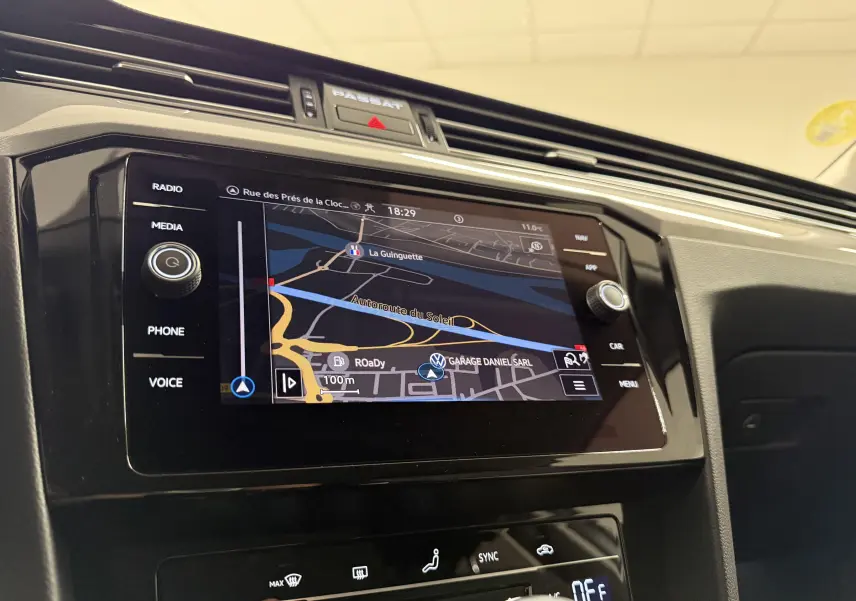 Gros plan sur l’écran tactile central du tableau de bord de la Volkswagen Passat SW 2.0 TDI 2024 avec navigation affichée.