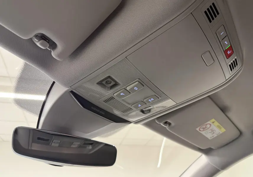 Vue intérieure du plafonnier gris clair avec commandes d’éclairage et rétroviseur dans une Volkswagen Passat SW 2024.