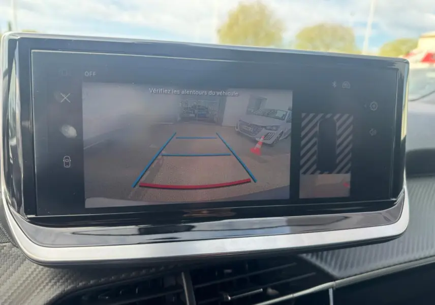 Écran tactile intérieur du Peugeot 2008 2024 montrant la caméra de recul avec lignes de guidage colorées.