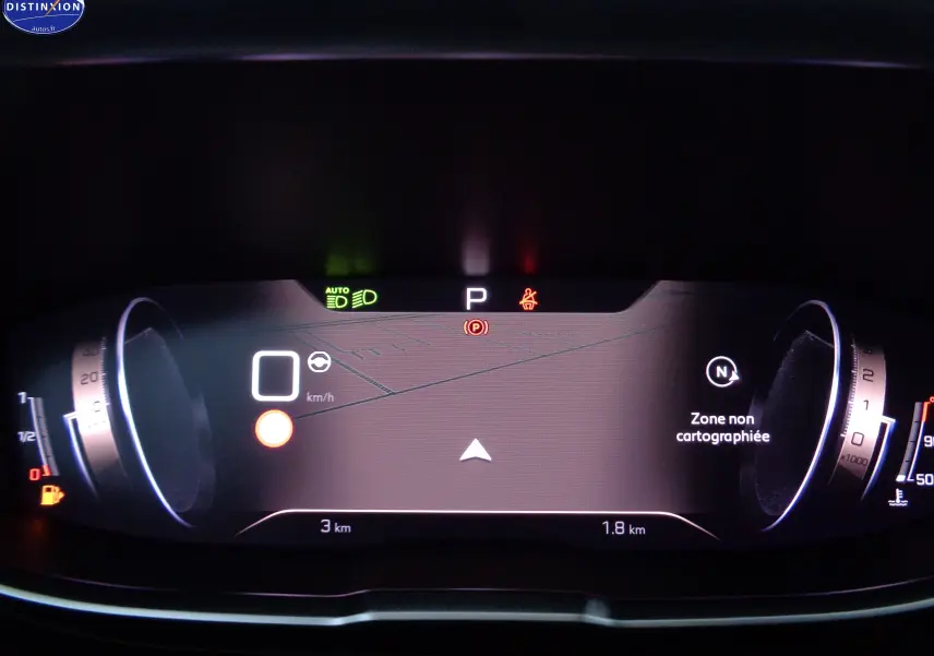 Tableau de bord numérique du Peugeot 3008 gris Artense, affichant la vitesse à 0 km/h et une zone non cartographiée.