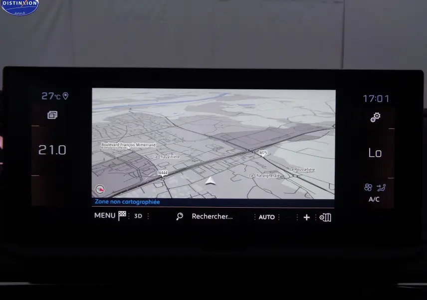 Écran tactile du système de navigation du Peugeot 3008 gris Artense, affichant une carte en 3D et la climatisation à 21°C.