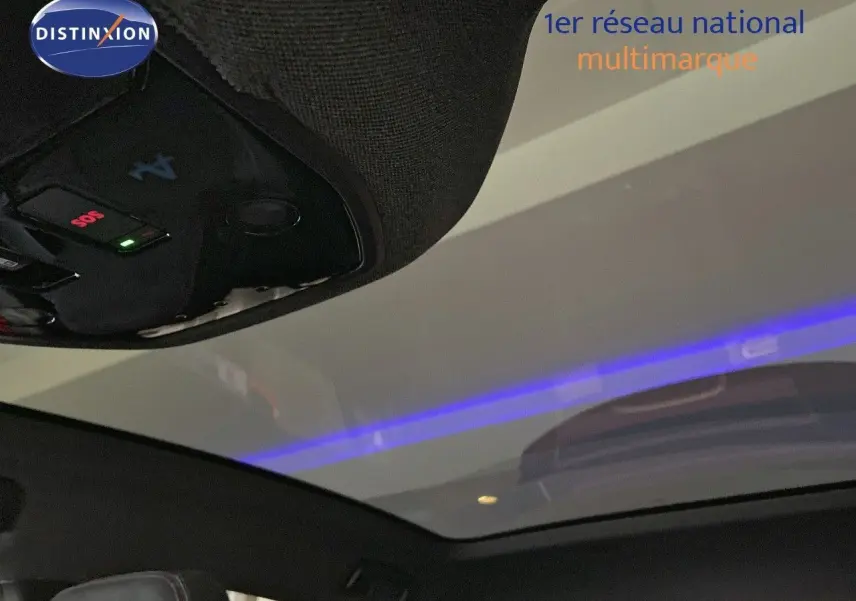 Toit panoramique intérieur avec commandes au plafond du Renault Rafale rouge flamme 2024 vue vers le ciel