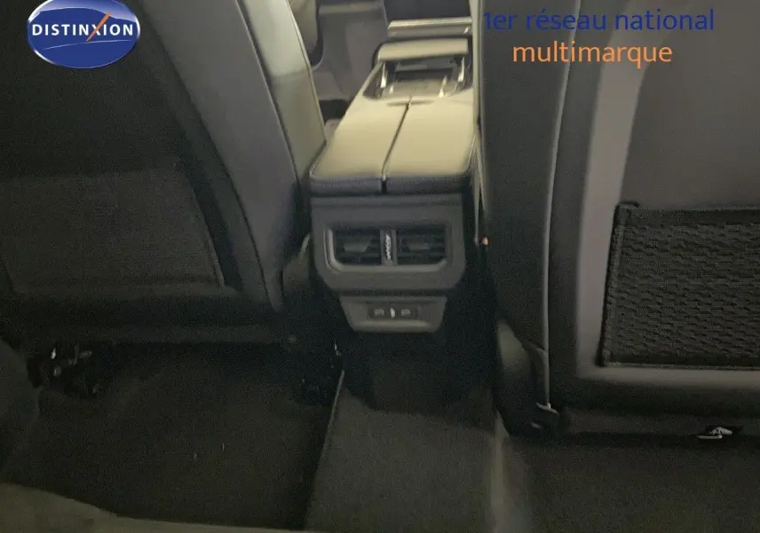 Vue intérieure arrière centrée sur la console centrale entre les sièges noirs du Renault Rafale 2024.