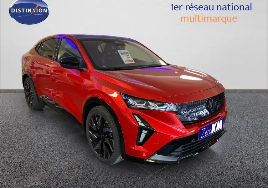 Renault Rafale 2024 rouge flamme métal en 3/4 avant droit, avec calandre noire et jantes noires distinctives.