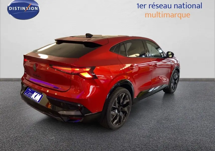 Vue 3/4 arrière droite d'un Renault Rafale 2024 rouge flamme métal avec feux LED et jantes noires distinctives.