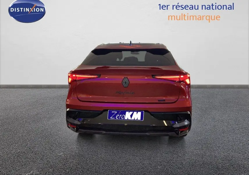 Vue arrière d'une Renault Rafale rouge flamme métal 2024 avec feux LED et logo Alpine distinctif.