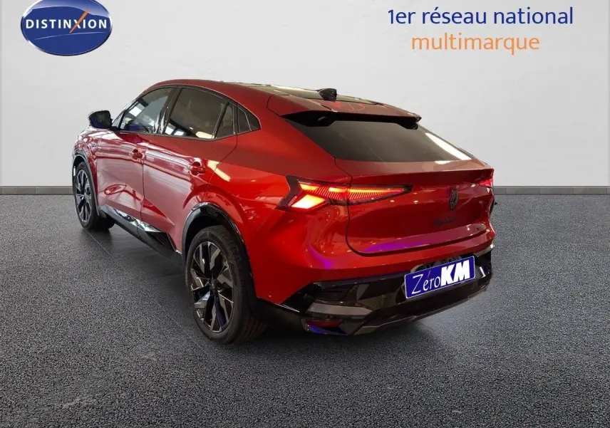 Vue 3/4 arrière droite d'un Renault Rafale rouge flamme métal 2024 avec feux arrière allumés et jantes noires.