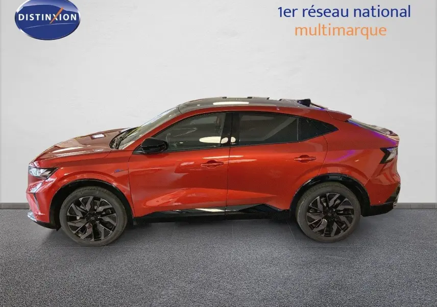 Profil droit d'un Renault Rafale 2024 rouge flamme métal avec jantes noires et toit panoramique.