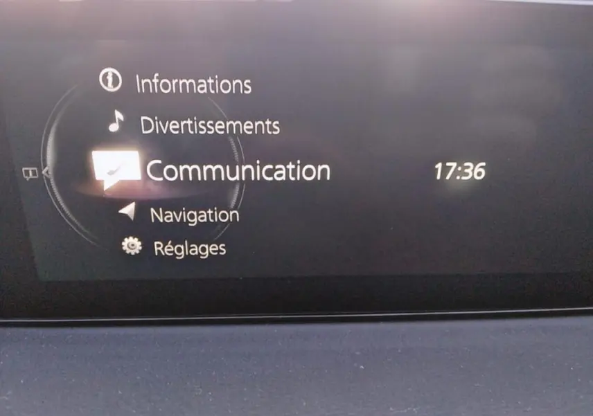 Écran central du tableau de bord du Mazda MX-30 gris 2021 affichant le menu de communication à 17h36